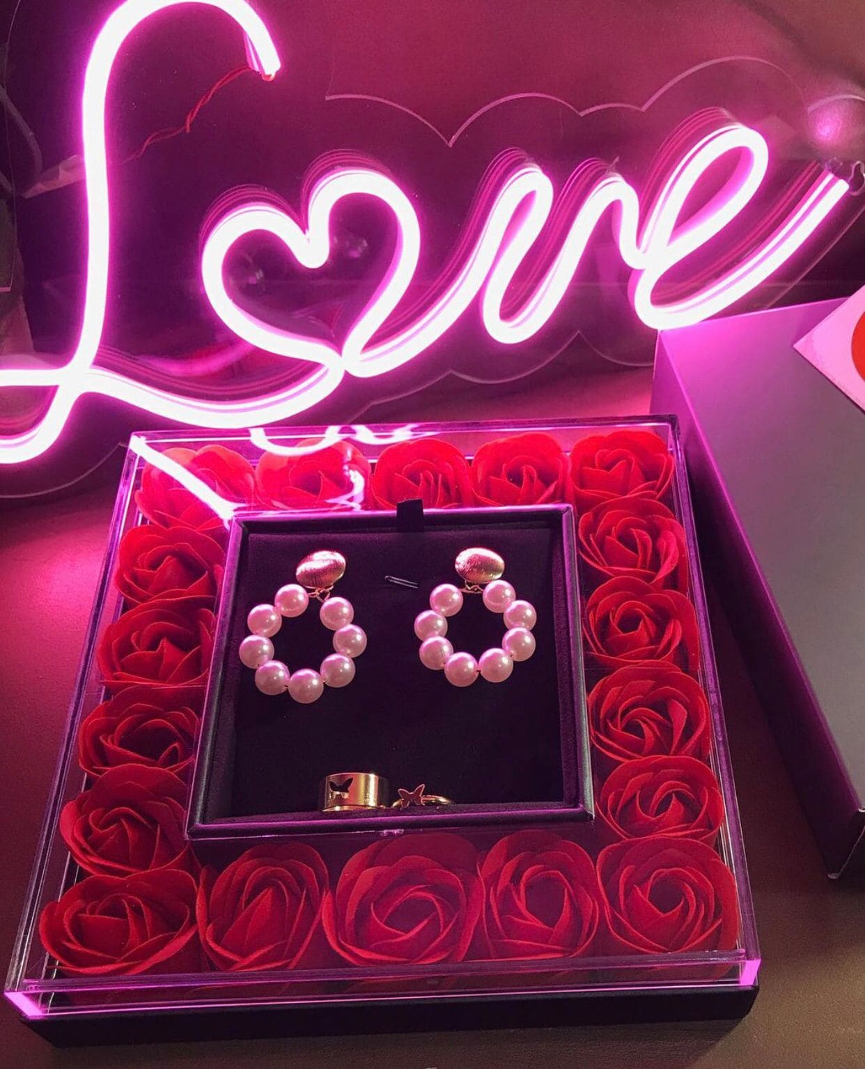 18 Flower Rose Box With Pearl Hoops And Butterfly Couple Rings, Red Roses Surprise Gift Box With Drop Earrings, 18 Red Roses Jewelry Storage Box, Surprise Gift Jewellery Storage Box 18 Flower Rose Box With Pearl Hoops And Butterfly Couple Rings, Red Roses Surprise Gift Box With Drop Earrings, 18 Red Roses Jewelry Storage Box, Surprise Gift Jewellery Storage Box